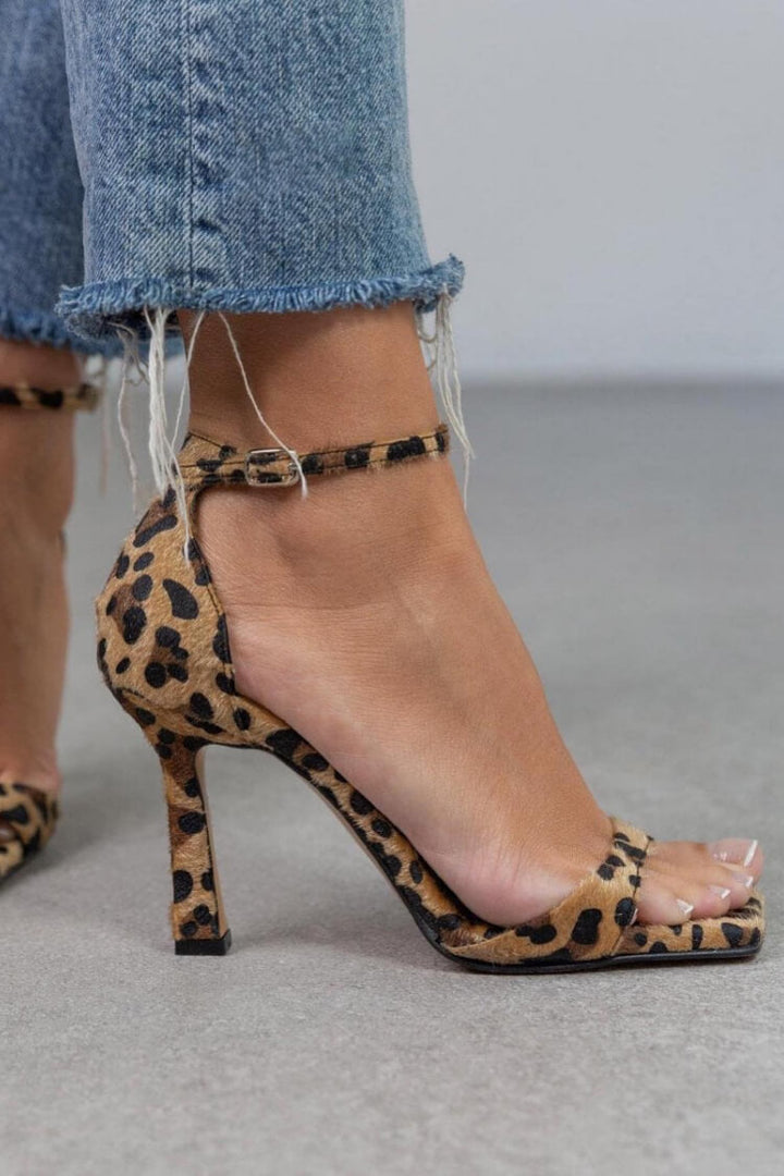 Giulia | Hochhackige Sandalen mit Tierdruck