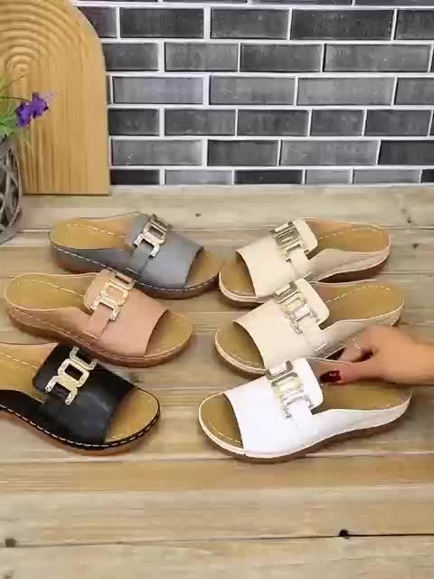 Sandales à boucle dorée Kaia™ 
