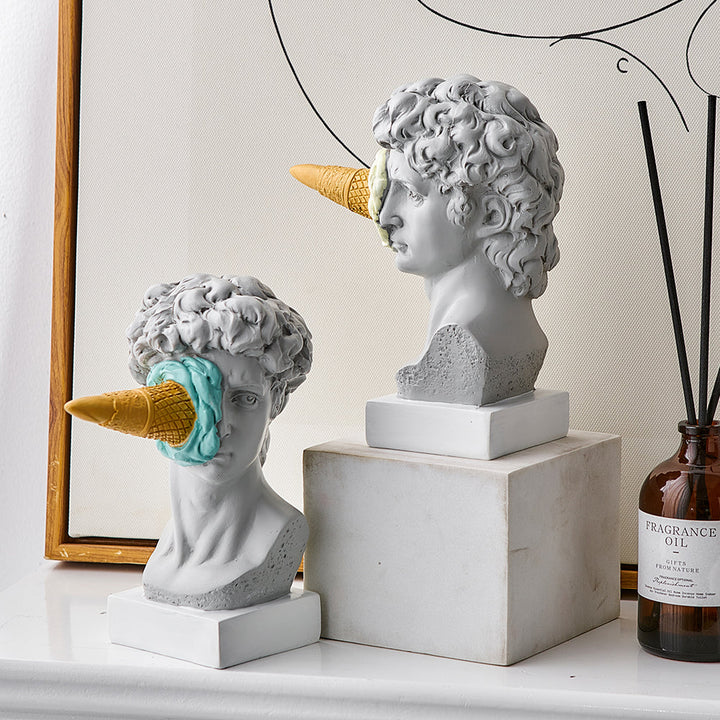 David mit Eiscreme Statue