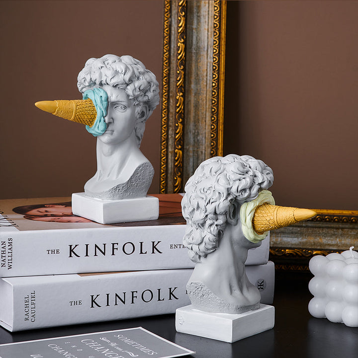 David mit Eiscreme Statue