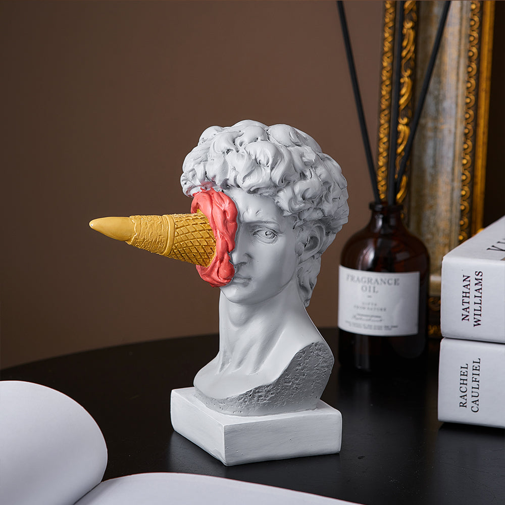 David mit Eiscreme Statue