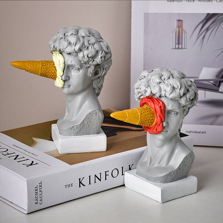 David mit Eiscreme Statue