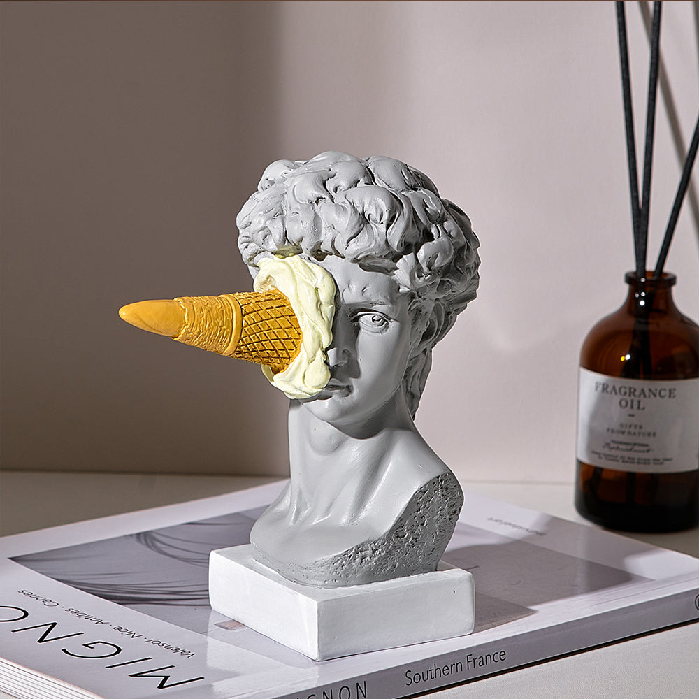 David mit Eiscreme Statue