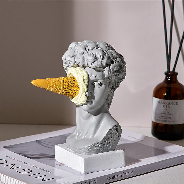 David mit Eiscreme Statue