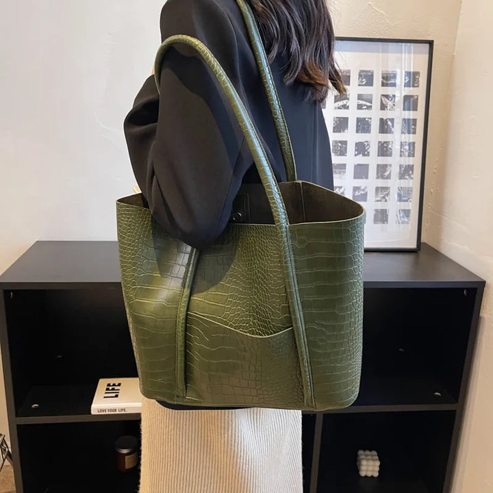 Betina™ - Schultertasche aus Krokoleder