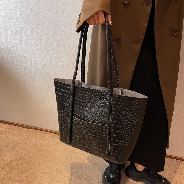 Betina™ - Schultertasche aus Krokoleder