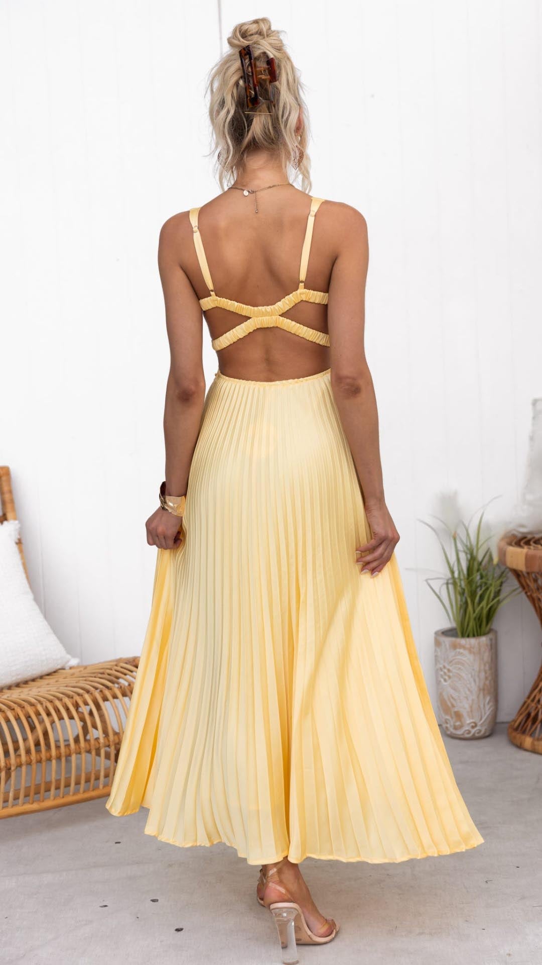 Anette - Robe jaune plissée à col en V