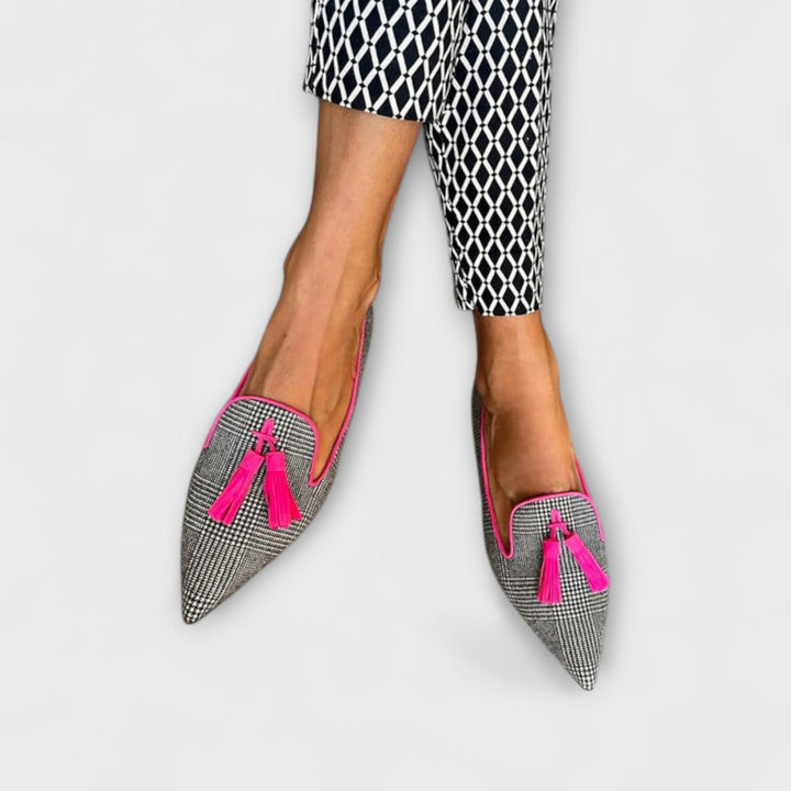 Yara – Spitz zulaufende schwarze Slipper